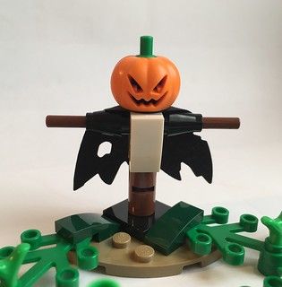 Lego Harry Potter: Pumpkin Scarecrow | Hagrid’s Scarecrow wh… | Flickr Halloween Lego Ideas, Lego Scarecrow, Lego Night, Lego Vignette, Lego Pumpkin, Halloween Lego, Lego Hobby, Harry Potter Pumpkin, Lego Halloween