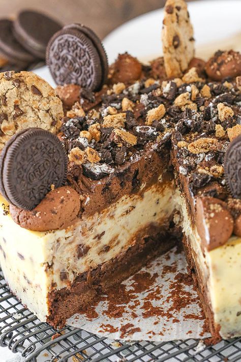 This Oreo Brookie Cheesecake recipe is made with a chewy brownie bottom, chocolate chip cookie cheesecake filling and Oreo whipped cream! This recipe is FULL of chocolate and so addicting! #oreocheesecake #cheesecakerecipe #oreodessert #browniecheesecake Brookie Cheesecake, Oreo Brookie, Oreo Whipped Cream, Brownie Chocolate Chip Cookie, Best Chocolate Cheesecake, Chocolate Chip Cookie Cheesecake, Oreo Brownie, Cookie Cheesecake, Brownie Cheesecake