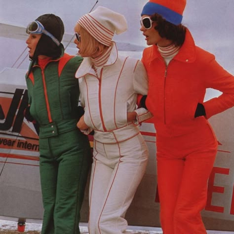 Vintage Ski Outfit, Retro Ski Outfit, Vintage Skiing Aesthetic, Skiing Aesthetic Outfits, Ski Christmas, Vintage Ski Photos, Ski Outfit For Women, Apres Ski Outfits, Ski Set