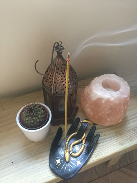 Handcrafted clay incense holder, palm shaped with a gold snake design Witchy Incense Holder, Snake Incense Holder, Incent Holder Clay, Joululahjat Diy, Clay Incense Holder, Clay Incense, Clay Dish, Clay Designs, Med Tech