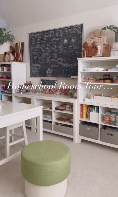 Classy Homeschool Room, Homeschool In Dining Room Ideas, Homeschool Area In Living Room, Home School Setup, Homeschool Living Room, Homeschool Shed, School Room Homeschool, Homeschool Table, Homeschooling Room