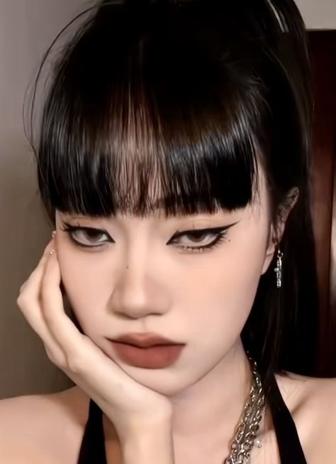 Goth Japanese Makeup, Chinese Goth Makeup, Dark Feminine Douyin Makeup, Ulzzang Makeup Dark, Dark Ulzzang Makeup, Masculine Makeup Woman, Asian Goth Makeup, Japanese Goth, Gothic Makeup Tutorial