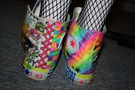 Rainbow Scene Outfit, Rainbow Scenecore, Scene Converse, Scene Rainbow, Princesa Emo, Rawring 20s, Rainbow Converse, 2000s Scene, Scene Queen