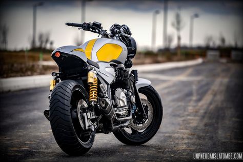 Yamaha XJR 1300 cafe-racer : un gros roadster sorti de chez Badmotos ! Yamaha Xjr 1300, Yamaha Xjr, Xjr 1300, Ktm 250, Custom Bike, Cafe Racers, Cafe Racer, Cafe, Bike