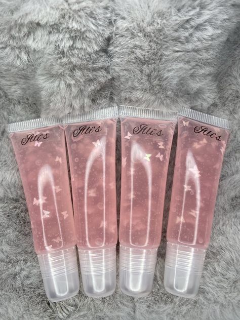 Butterfly Paradise 🦋🌸 Butterfly Lip Gloss, Clear Lipgloss, Holographic Butterfly, Lip Gloss Homemade, Pink Holographic, Diy Lip Gloss, Lip Gloss Collection, Diy Lips, Vitamin E Oil