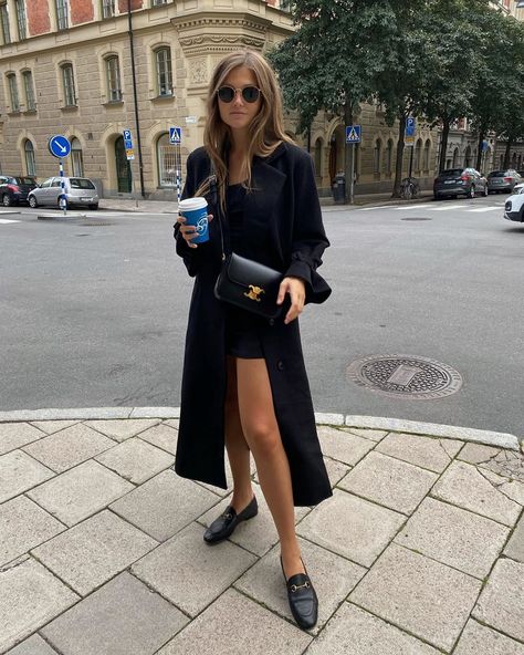 Gucci Loafer Outfits Women, Celine Bag Outfit, Loafer Outfits Women, Gucci Loafers Outfit, Celine Teen Triomphe, Classic Chic Outfits, Loafer Outfits, Celine Triomphe, Loafers Outfit