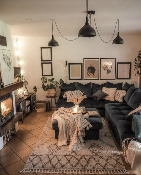 Dark Boho Apartment Living Room, Townhouse Decor, Black White Home Decor, Earthy Living Room, Modern Hippie, Hippie Decor, Style Deco, Apartment Decor Inspiration, Decor Home Living Room