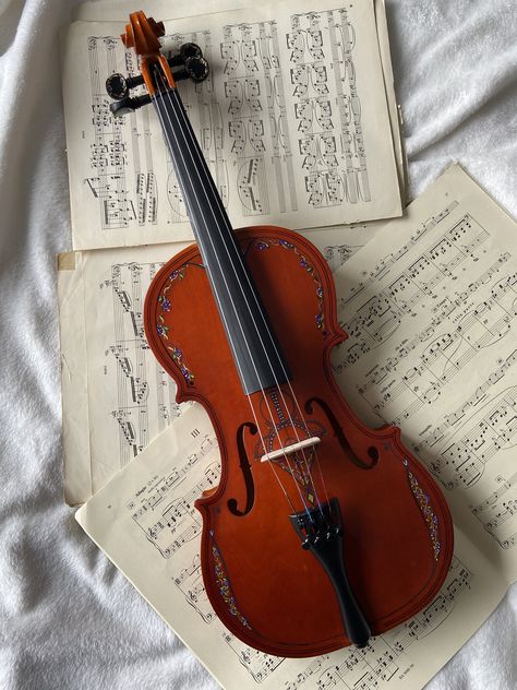 Hand Painted Personalised Violin Set Includes: Violin, Bow, Case, Strings, Rosin Each violin is hand painted with an intricate floral design. Violin Outfit, Violin Practice, Violin Instrument, Violin Design, Instruments Art, Violin Case, Violin Bow, Violin Music, Music Student