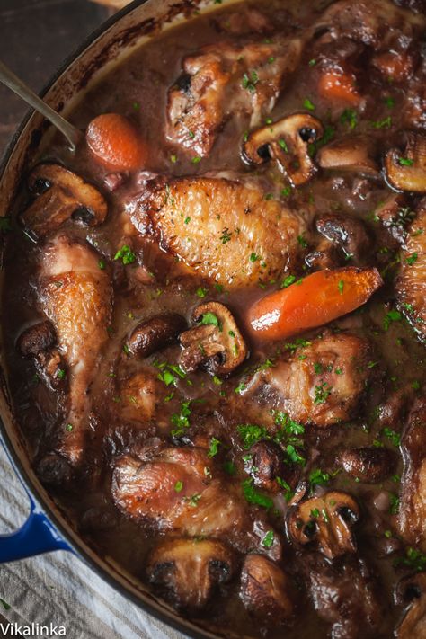 Warm and comforting chicken braised in red wine-the best of French country cooking! French Country Cooking, Dutch Oven Recipes, One Pot Dinner, Country Cooking, French Cooking, Idee Pasto Sano, Oven Recipes, Pinterest Pin, Poultry Recipes