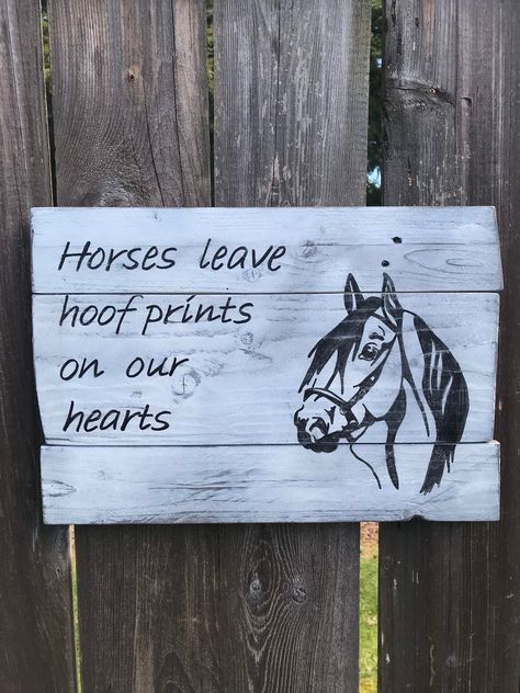 Horse Themed Decorations, Farmhouse Horse Decor, Horse Signs Ideas, Horse Room Ideas, Horse Crafts Diy, Horse Bedroom Ideas, Horse Bedroom Decor, Beatles Decor, Horse Barn Decor