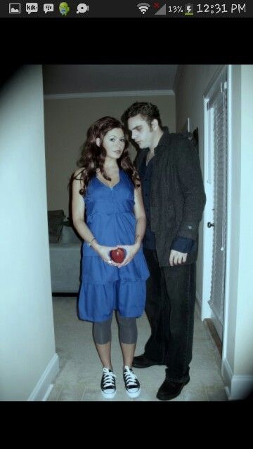 Bella Edward Costume, Edward Twilight Costume, Twilight Group Costume, Twilight Theme Party Outfit, Bella Twilight Halloween Costume, Twilight Party Costumes, Edward And Bella Halloween Costume, Twilight Couple Costume, Halloween Costumes Twilight