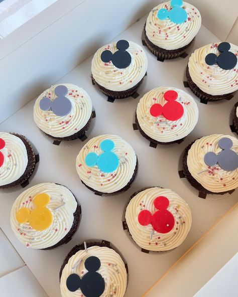 Today’s cupcakes… let make magic with Mickey! #mickeycuocakes #minniecupcakes #disneycupcakes #pastelitosdemickey #bakerslife #angiesweetcreations Mickey Mouse Desserts, Mickey Cupcakes, Minnie Cupcakes, Disney Cupcakes, Mickey Mouse Cupcakes, Vintage Birthday Parties, Vintage Birthday, Pool Party, Birthday Ideas