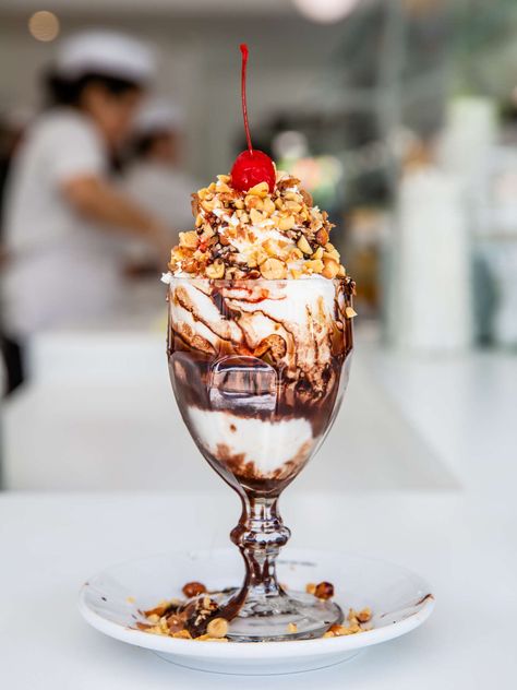 Ice Cream Presentation Ideas, Ice Cream Serving Ideas, Ice Cream Presentation, Cute Ice Cream Shop, Ice Cream Concept, Healthy Baking Alternatives, American Ice Cream, Sugar Free Pastries, Sundae Ice Cream