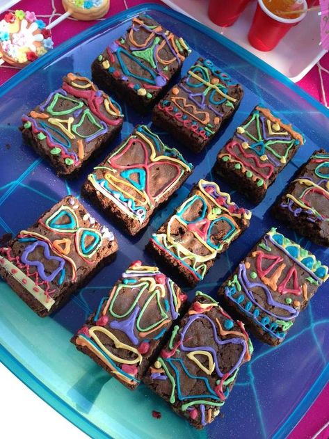 TIki brownies at a Hawaiian luau Minnie Mouse birthday party! See more party ideas at http://CatchMyParty.com! Polynesian 21st Birthday, Hula Party Ideas, Tiki Brownies, Tiki Party Food, Tiki Party Ideas, Decorate Brownies, Tiki Pool Party, Hawaiian Luau Party Ideas, Tiki Food