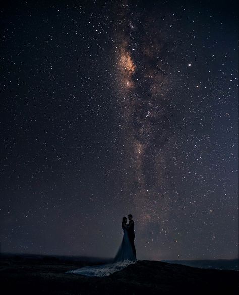 Nightime Wedding, Starlight Wedding, Night Sky Wedding, Prenup Photos Ideas, Constellation Wedding, Themed Engagement Photos, Outdoor Wedding Photography, Alone In The Dark, Star Photography