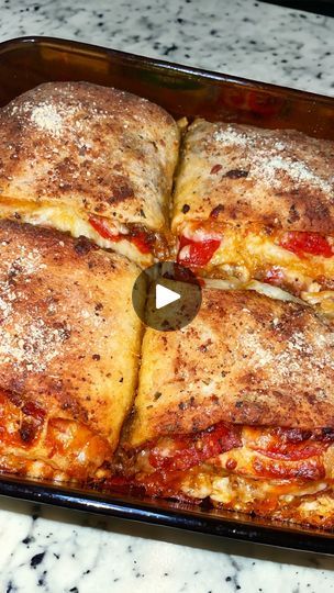 Italian Stromboli Recipe, Stromboli Recipe Easy, Homemade Stromboli, Best Junk Food, Stromboli Recipe, Pizza Ideas, Baked Dinner Recipes, Sausage Pizza, Baked Ribs