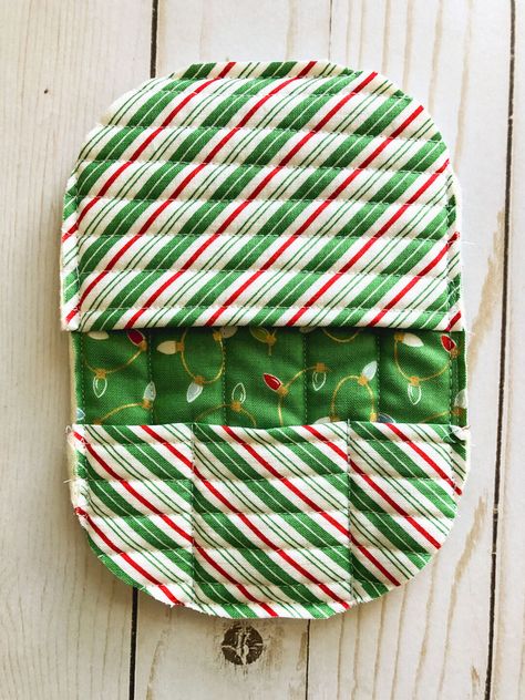 How to sew a hot pad with pockets - Ameroonie Designs Hot Pads Diy, Ameroonie Designs, Quilted Potholder Pattern, Hot Pads Tutorial, Christmas Decorations Sewing, Diy Sewing Gifts, Fabric Tree, Potholder Patterns, Quilted Gifts