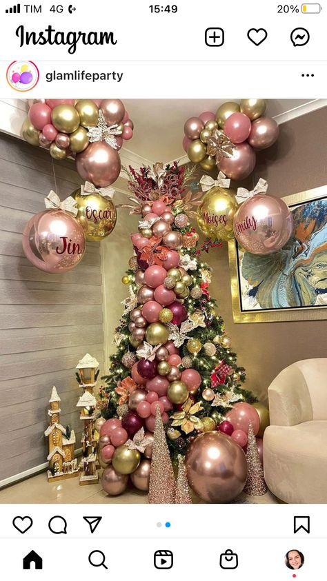 Balloon Garland On Christmas Tree, Christmas Tree Ideas Balloons, Christmas Balloon Display, Balloons On Christmas Tree, 2023 Balloons, Christmas Trees Decorations, Decorating Christmas Tree, Christmas Tree Decoration Ideas, Elegant Christmas Tree Decorations