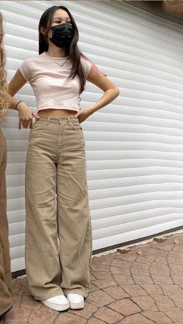 Light Brown Dress Pants Outfit, Tan Jeans Outfit Aesthetic, Tan Courdory Pants Outfit, How To Style Light Brown Pants, How To Style Kakhi Pants, Outfits With Kakis Pants, Tan Pants Outfit Aesthetic, Cute Outfits With Khaki Pants, Kakhi Pants Outfit Women