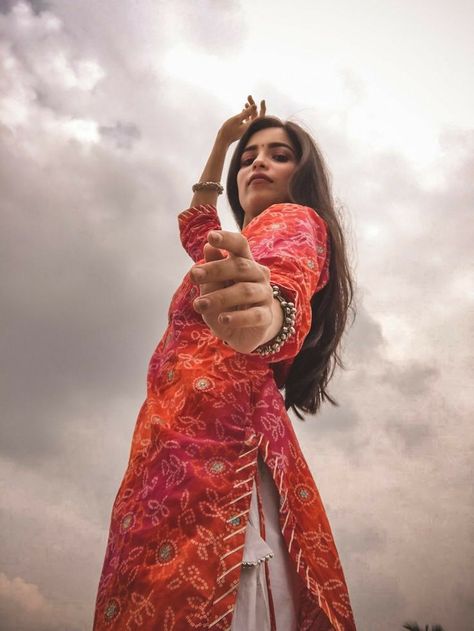 Sun Set Poses, Salwar Poses Photoshoot Ideas, Salwar Photoshoot Poses, Photos With Sky Poses, Sky Poses Photography, Traditional Photography Poses Women, Kurti Photoshoot Poses, Traditional Poses For Photoshoot, Poses With Sky