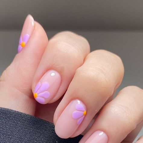 Minimalist Flower Nails, Nail Inspo Flowers, Oval Nails Designs, Cuticle Scissors, Retro Nails, Cute Simple Nails, Subtle Nails, Summery Nails, Flower Nail Designs