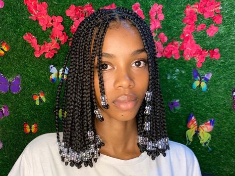 Braids For Big Foreheads African, Medium Knotless Braids With Beads, Braid For Big Forehead, Braided Beads Hairstyles, Short Knotless Braids, Short Knotless, Knotless Braids With Beads, Medium Braids, Beads Hairstyles