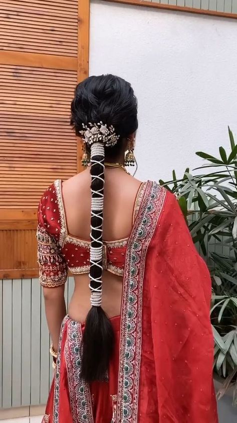 Choti Hairstyle For Bridal, Open Hairstyles For Round Face, Bridal Choti Hairstyle, Royal Bridal Look, Punjabi Hairstyles, Braid With Ribbon, Hair Style On Saree, Hair Style Vedio, Bridal Braids