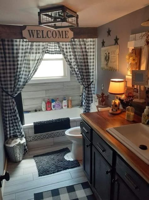 Bathroom Farmhouse, Casa Country, Bathroom Farmhouse Style, Rustic Bathrooms, Farmhouse Bathroom Decor, Bathroom Redo, Small Bathroom Decor, Country House Decor, Manufactured Home