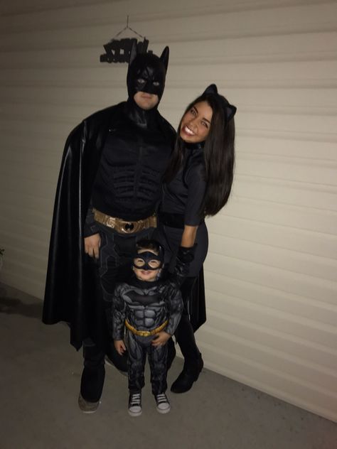 Batman family Halloween costume theme Bat Family Halloween Costumes, Family Batman Costumes, Batman Custome Halloween, Bat Family Halloween, Family Batman Theme Costumes, Batman Family Costumes, Baby Batman Costume, Batman And Robin Costumes, Family Costumes Diy