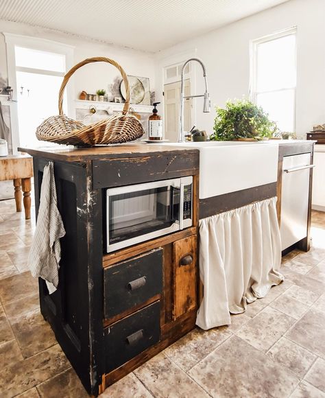 A view I don��’t show much and I really don’t know why since it’s actually one of my favorites ❤️ and this vintage store counter island still… Vintage Sink Kitchen, Farmhouse Sinks Kitchen, Antique Kitchen Sink, Free Standing Kitchen Sink, Vintage Kitchen Island, Kitchen Island Sink, Vintage Kitchen Sink, Vintage Farmhouse Sink, Farmhouse Bathroom Sink