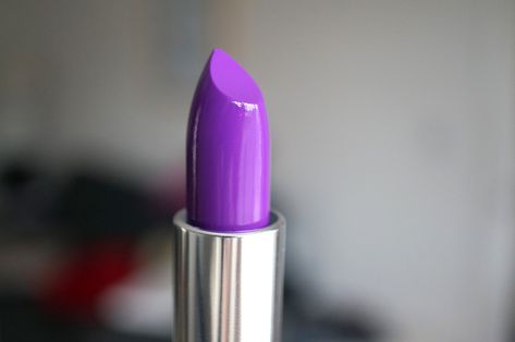 Longest Lasting Lipstick, Bright Purple Lipstick, Lavender Lipstick, Creamy Lipstick, Purple Lipstick, Pink Car, Kiss Makeup, Mac Lipstick, Bright Purple