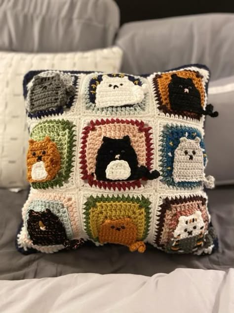 Cat Granny Square, Crochet Pillow Cover, Crochet Granny Square Blanket, Haken Baby, Crochet Fashion Patterns, Crochet Pillow, Fun Crochet Projects, Granny Square Crochet Pattern, Diy Crochet Projects