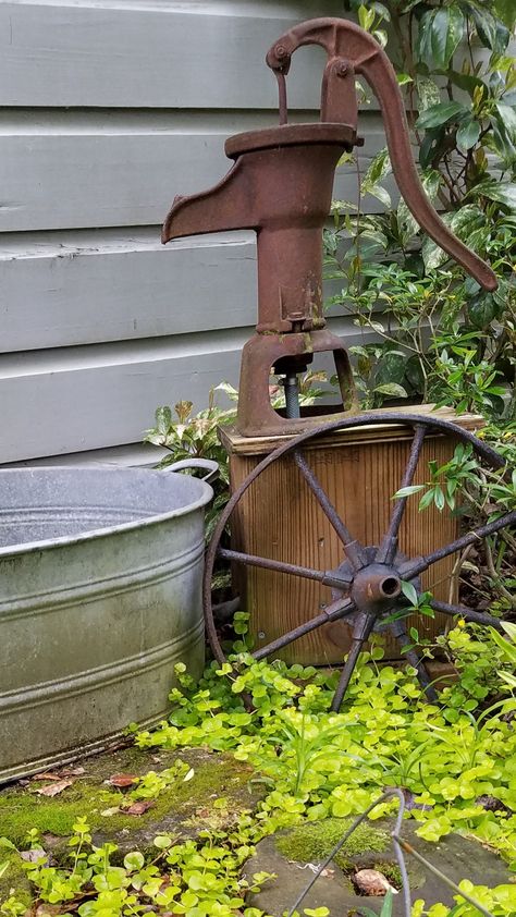 Old Water Pumps, Prayer Garden, Outdoor Water Features, Rock Garden Design, Outdoor Deco, Farmhouse Landscaping, Waterfalls Backyard, Rustic Garden Decor, Rustic Gardens