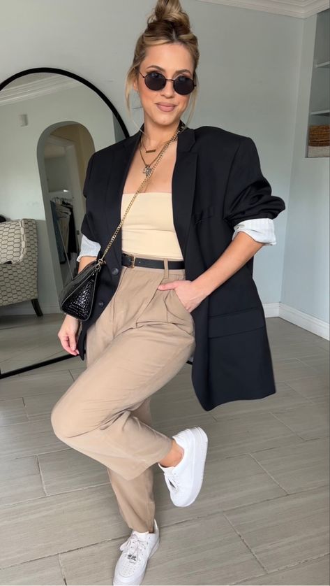 Blazer Outfits Casual, Look Office, Beige Outfit, Outfit Mujer, Elegante Casual, Smart Casual Outfit, Casual Work Outfits, Business Casual Outfits, Black Blazer