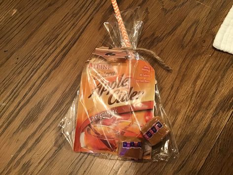 Apple Cider Packet Gift, Apple Cider Gift Bags, Caramel Apple Treat Bags, Apple Cider Favors, Apple Cider Gift Ideas, Small Fall Gifts, Thanksgiving Goodie Bags For Adults, Fall Goodie Bags For Adults, Fall Treats For Coworkers