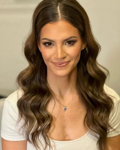 What a trendy choice for both brides and bridesmaids! This fabulous look was achieved by tucking the sides and securing them with an elastic at the nape. The hair was then curled away from the face, with relaxed ends that effortlessly fall into place, resulting in these stunning waves. To achieve this look, the following products and tools were used: - The must-have @igkhair good behavior heat protectant - The amazing @aquagehaircare spray wax - The volumizing @verbproducts volume powder... Curled Ends Hair, Curled Ends, Front Pieces, Curled Hair, Good Behavior, Heat Protectant, Winter Formal, Volume Hair, Brides And Bridesmaids