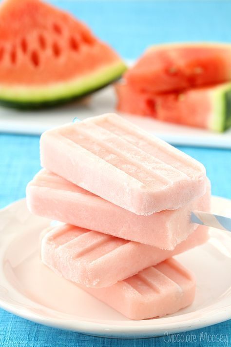 .Watermelon Homemade Popsicle #recipe #treats Watermelon Yogurt, Hemgjord Glass, Watermelon Pops, Watermelon Popsicles, Sommer Mad, Yogurt Pops, Yogurt Popsicles, Homemade Popsicles, Dessert Aux Fruits