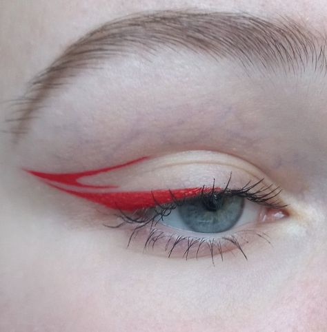 Red Cat Eye Makeup, Red Eyeliner Looks Hooded Eyes, Colored Eyeliner Ideas, Simple Graphic Eyeliner Ideas, Red Eyeliner Makeup Looks, Graphic Eyeliner Ideas For Hooded Eyes, Easy Eyeliner Ideas, Brown Graphic Liner, Fun Graphic Liner