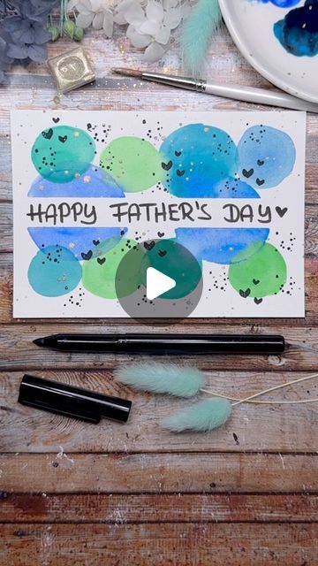 Ilona Regnery ✶ Lettering | Cards | Blends on Instagram: "HAPPY FATHERS DAY 💙💚🩵 Quick greeting card with watercolor circles.   Start by sticking tape to the center of the card. Paint some circles in different colors and sizes. Let them touch and overlap. It’s okay if the colors blend together. I used a medium flat brush, which allows you to paint nice, almost even circles. Once the paint is dry, add some confetti dots and a few small hearts with fineliners or stamps. If you want to add glittery accents, add some gold or silver glitter watercolor splatters on the card. Finally, carefully remove the tape and write the text.   I automatically chose the colors that my beloved father was once very fond of 🫶 What colors would you choose for this card?  Musik lizenzfrei: @richmlwd.music   Wer Watercolor Fathersday Card, Father’s Day Cards Painted, Father’s Day Card Ideas Cute, Card For Father's Birthday, Watercolor Fathers Day Card Ideas, Father’s Day Watercolor Painting, Easy Fathers Day Cards, Fathers Day Watercolor Cards, Fathers Day Greeting Card