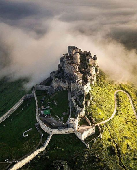 Castle Exterior, Famous Castles, Adventure Travel Explore, Castle House, Fantasy Places, Beautiful Castles, Beautiful Locations Nature, Medieval Castle, Historical Architecture