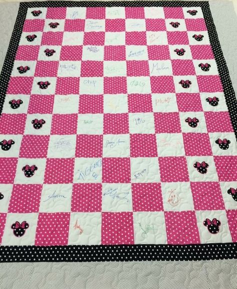 Disney autograph quilt Autograph Quilt, Disney Quilts, Quilt Gifts, Disney Characters Signatures, Disney Autograph, Disney Quilt, Frames Design, Homemade Things, Creative Pillows