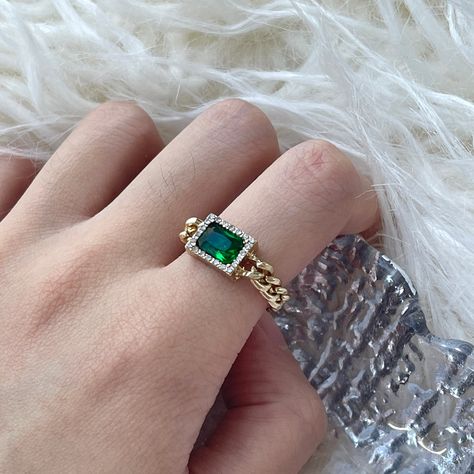 Gold Cuban Chain, Ring Rectangle, Chain Ring Gold, May Birthstone Rings, Emerald Rings, Green Emerald Ring, Emerald Ring Gold, Chic Vibes, Celebrity Engagement Rings