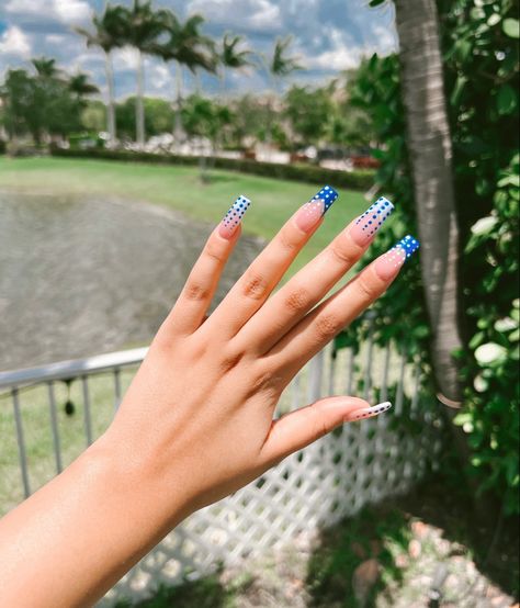 Dotted French Tip Nails, Blue Nails With Dots, Blue And White French Tip, Nails With Polka Dots, White French Tip Nails, Grad Nails, Material Gworl, Nails Stiletto, White French Tip