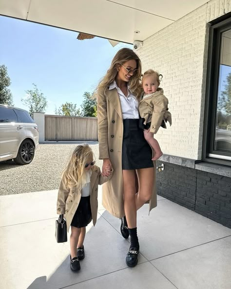 Burberry Jacket Outfit, Spoiled Daughter Aesthetic, 1st Birthday Girl Dress, Birkin Mom, Mom Daughter Outfits, Dubai Outfits, Classy Fall Outfits, Outfits Con Jeans, Mommy Outfits