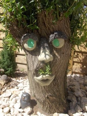 How to Mold a Tree Forest Face Tree Decorations Outdoor, How To Make Trees, Modern Garden Landscaping, Outdoor Trees, Tree Faces, Trendy Tree, Mosaic Garden, Tree Stump, Tree Forest