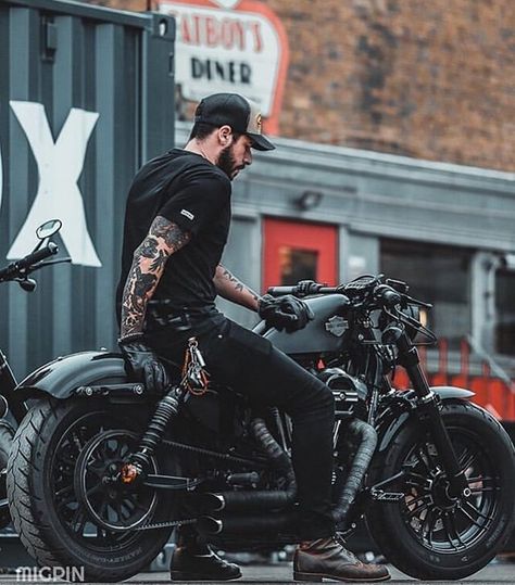 Мотоциклы Harley Davidson, Image Moto, Мотоциклы Cafe Racers, Race Bike, Bike Race, Motorcycle Aesthetic, Cafe Racing, Bike Photoshoot, Bike Racing