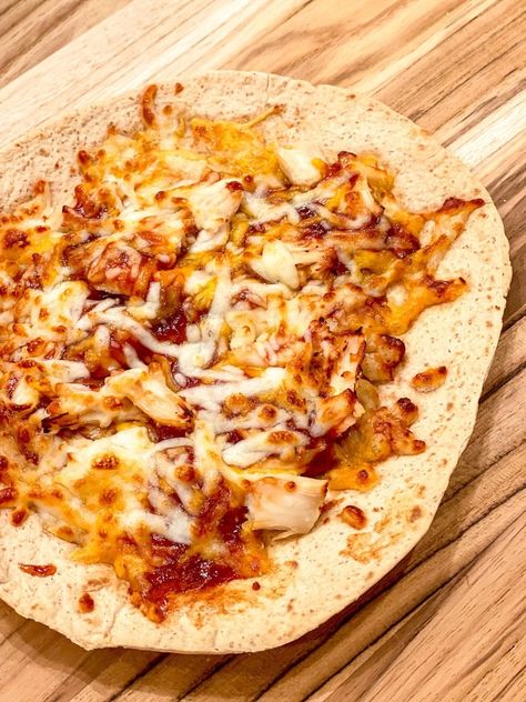 Air Fryer Pizza Chicken, Tortilla Bbq Chicken Pizza, Air Fryer Bbq Chicken Pizza, Bbq Chicken Tortilla, Chicken Tortilla Pizza, Chicken Tortilla Recipe, Air Fryer Tortilla Pizza, Barbeque Pizza, Pizza Air Fryer