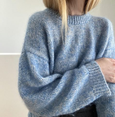 Blue And White Knitted Sweater, Stockholm Sweater, Knitting Jumper, Blue Knitted Sweater, Knit Poncho Sweater, Knitwear Inspiration, Long Sleeve Knit Sweaters, Diy Knitting, Professional Outfits