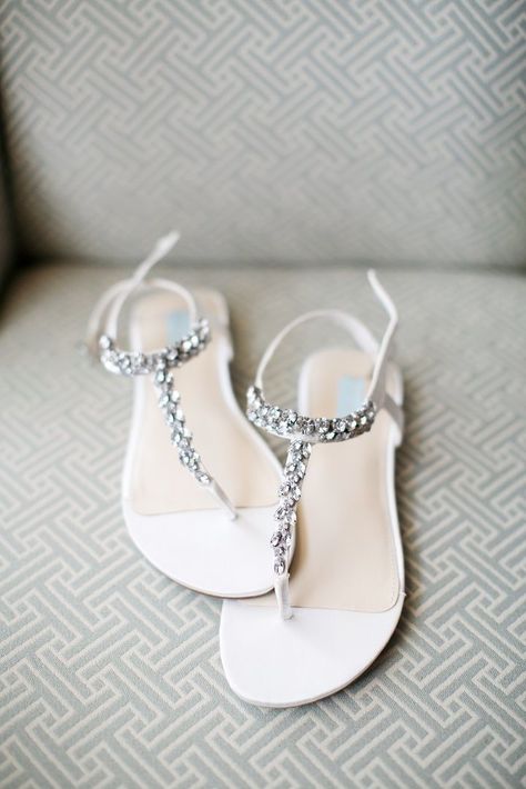 Comfy Wedding Sandals to Blow Your Mind Away Wedding Shoes Flats Sandals, Bride Sandals, Summer Wedding Shoes, Sandal Tali, Beach Wedding Sandals, Wedding Shoes Flats, Bridal Sandals, Bridal Shoes Flats, Shoes Flats Sandals