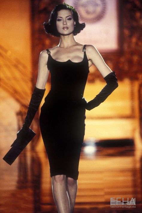 Style Année 90, Shalom Harlow, Models 90s, 90s Runway Fashion, Runway Fashion Couture, 90s Model, Mode Chanel, Rebecca Ferguson, 1990s Fashion